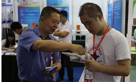 智云達總經(jīng)理桑黎川先生(左)與員工親切交談 智云達總經(jīng)理桑黎川先生(左)與員工親切交談